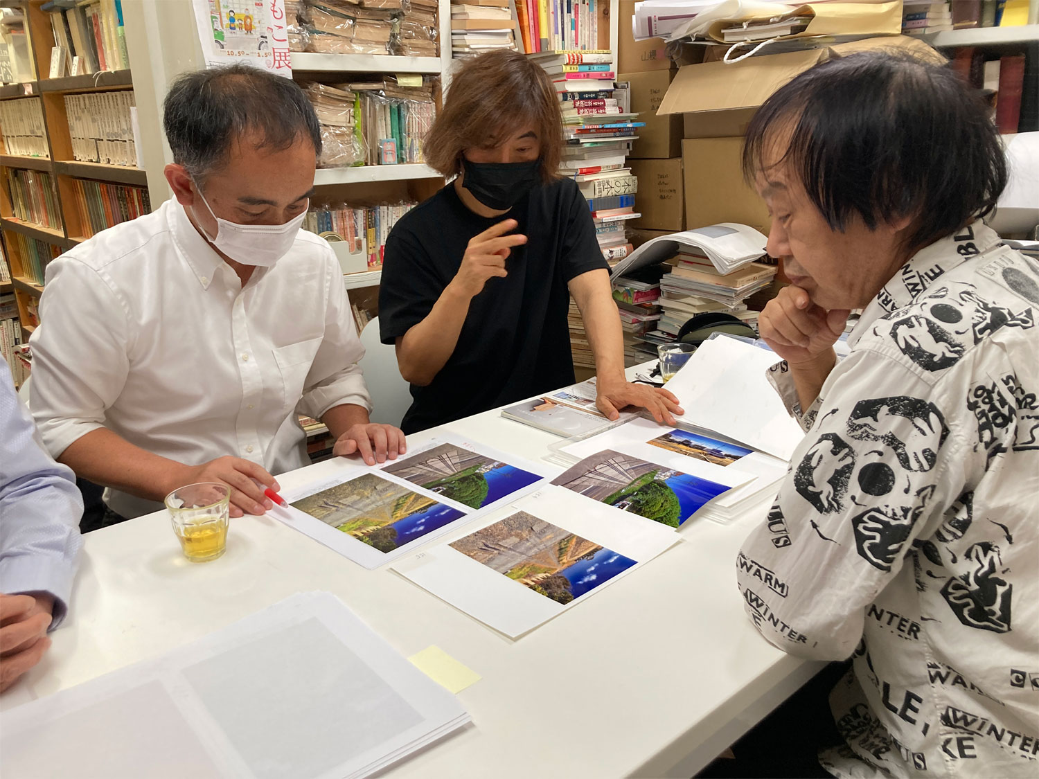入稿時の綿密な打ち合わせ。左から吉崎さん、丸田さん、祖父江さん