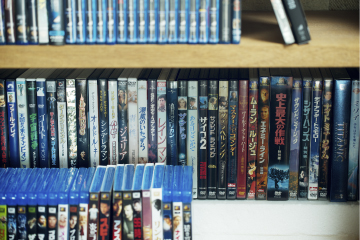 書斎に並ぶ映像ソフト