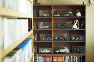 映画のフィギュアが並ぶ棚