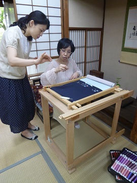 針の持ち方を教えてもらうあさのさん